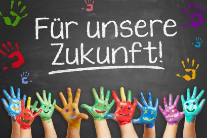 Viel bunte Kinderhände fordern vor einer Tafel "Für unsere Zukunft!"